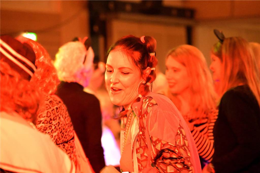 Viele Fotos von der Party im Kolpingsaal: So hat Werne Weiberfastnacht gefeiert