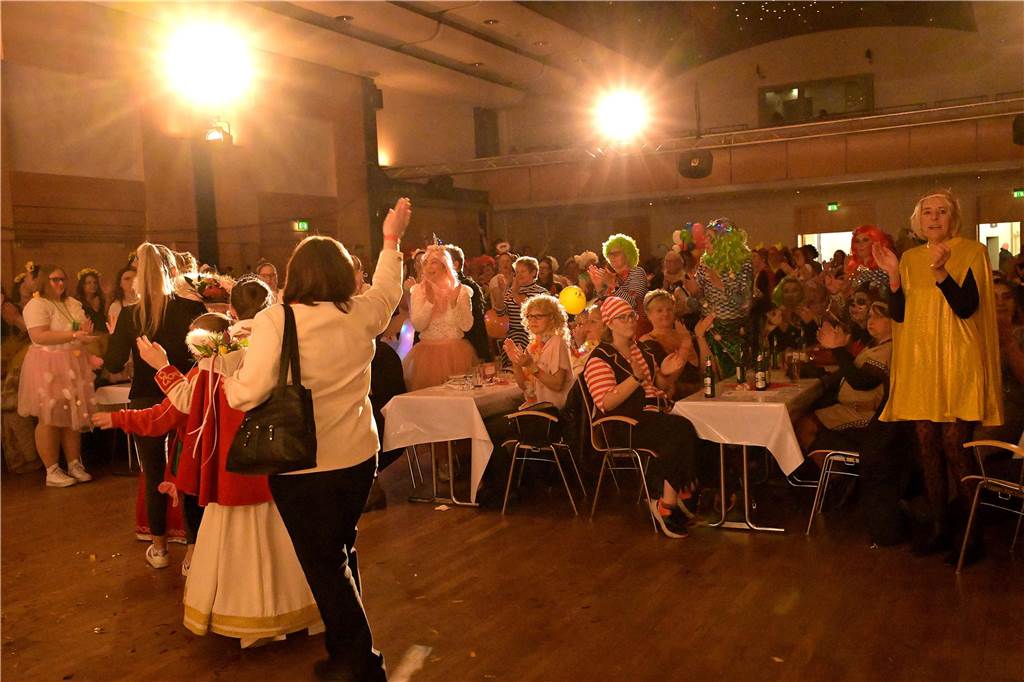 Viele Fotos von der Party im Kolpingsaal: So hat Werne Weiberfastnacht gefeiert