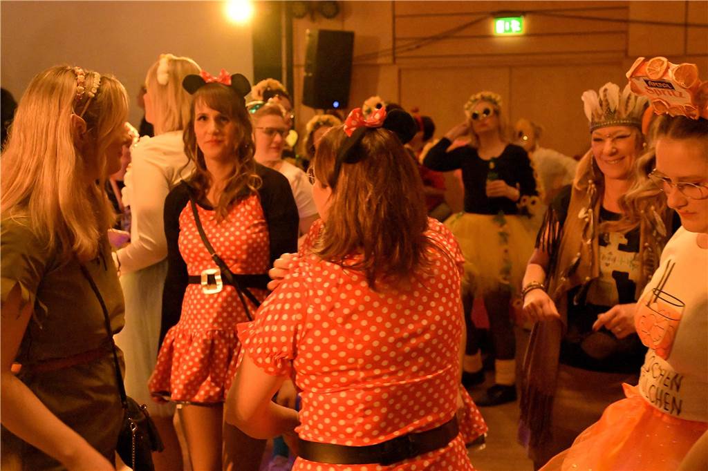 Viele Fotos von der Party im Kolpingsaal: So hat Werne Weiberfastnacht gefeiert