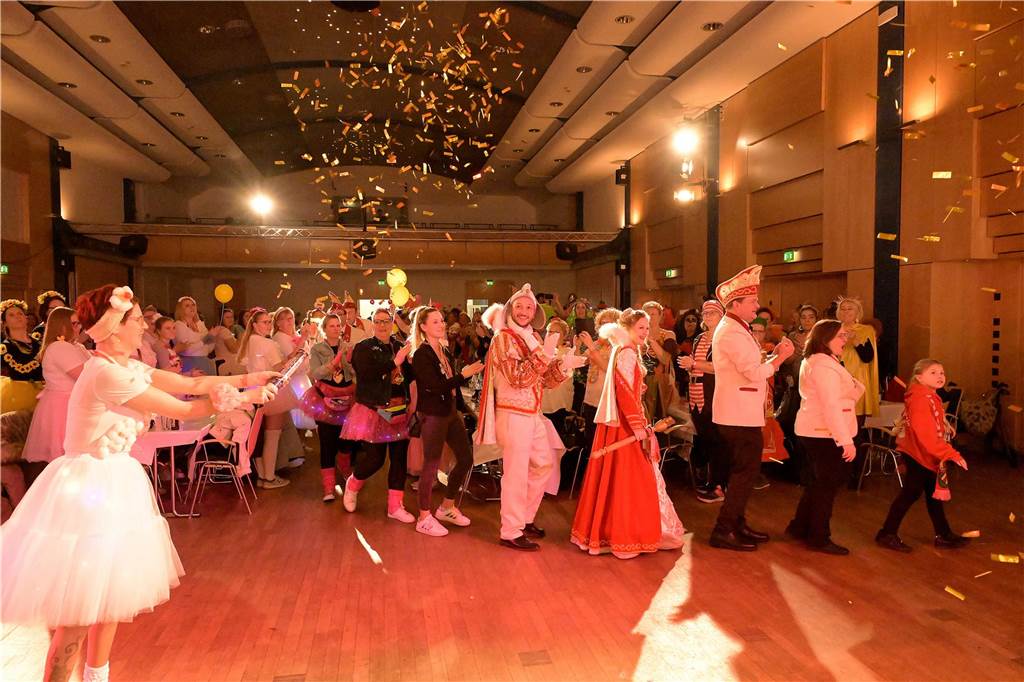Viele Fotos von der Party im Kolpingsaal: So hat Werne Weiberfastnacht gefeiert