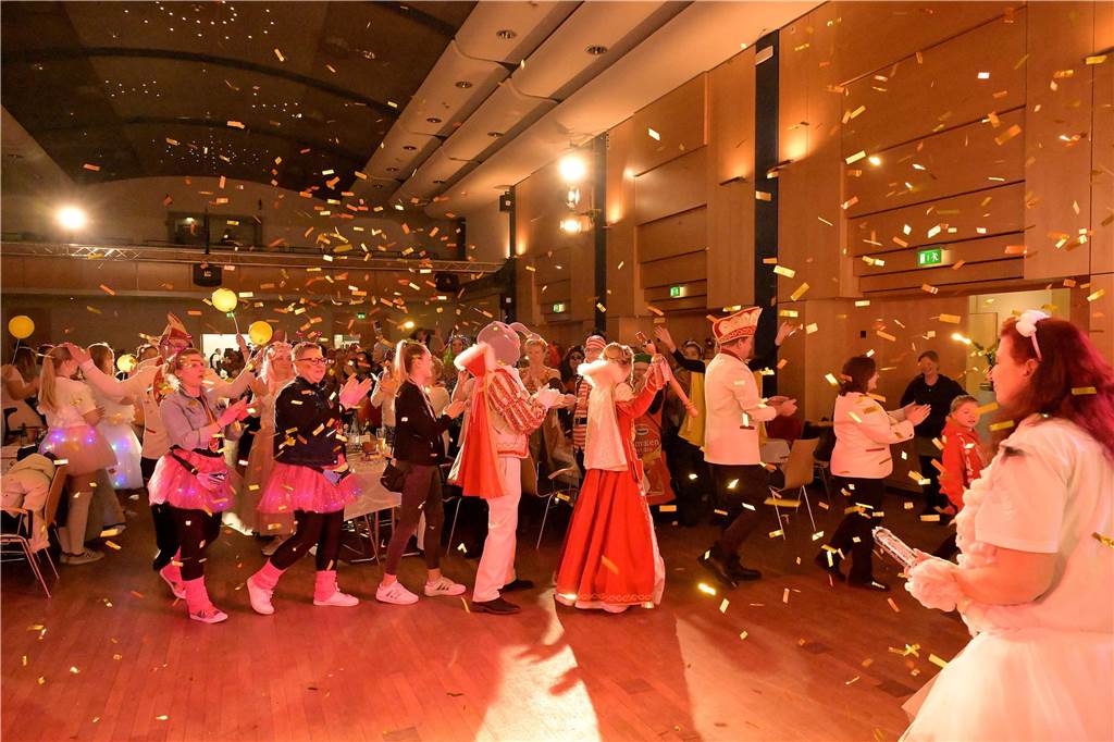 Viele Fotos von der Party im Kolpingsaal: So hat Werne Weiberfastnacht gefeiert