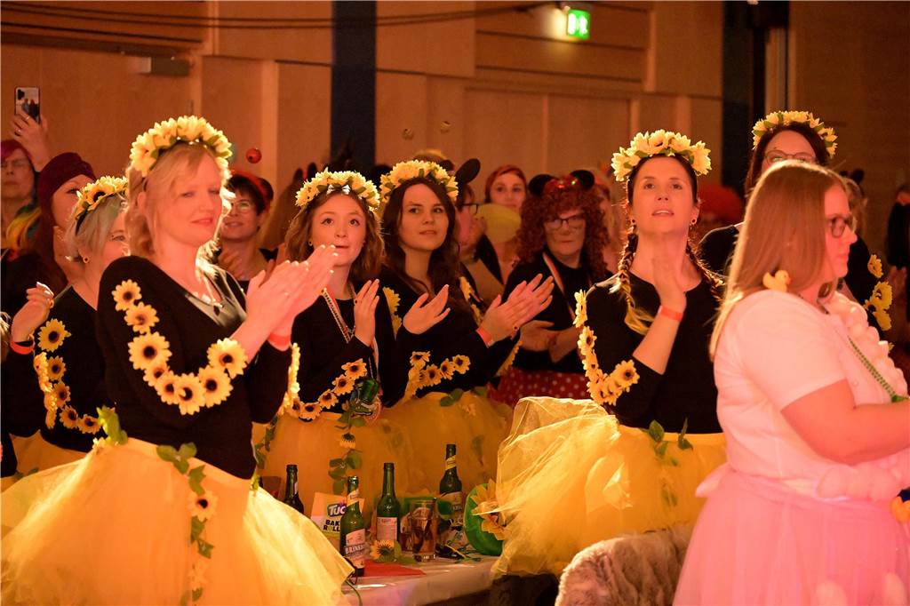 Viele Fotos von der Party im Kolpingsaal: So hat Werne Weiberfastnacht gefeiert