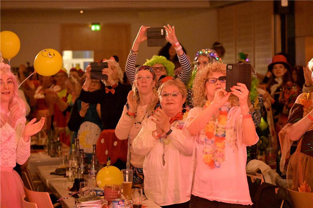 Viele Fotos von der Party im Kolpingsaal: So hat Werne Weiberfastnacht gefeiert