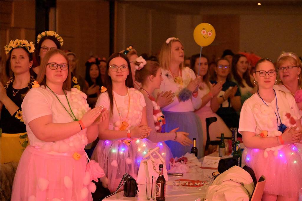 Viele Fotos von der Party im Kolpingsaal: So hat Werne Weiberfastnacht gefeiert
