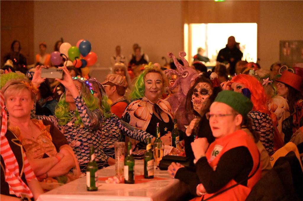 Viele Fotos von der Party im Kolpingsaal: So hat Werne Weiberfastnacht gefeiert