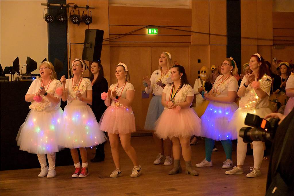 Viele Fotos von der Party im Kolpingsaal: So hat Werne Weiberfastnacht gefeiert