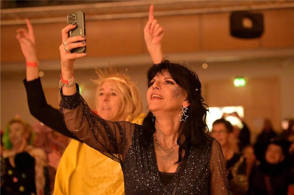 Viele Fotos von der Party im Kolpingsaal: So hat Werne Weiberfastnacht gefeiert