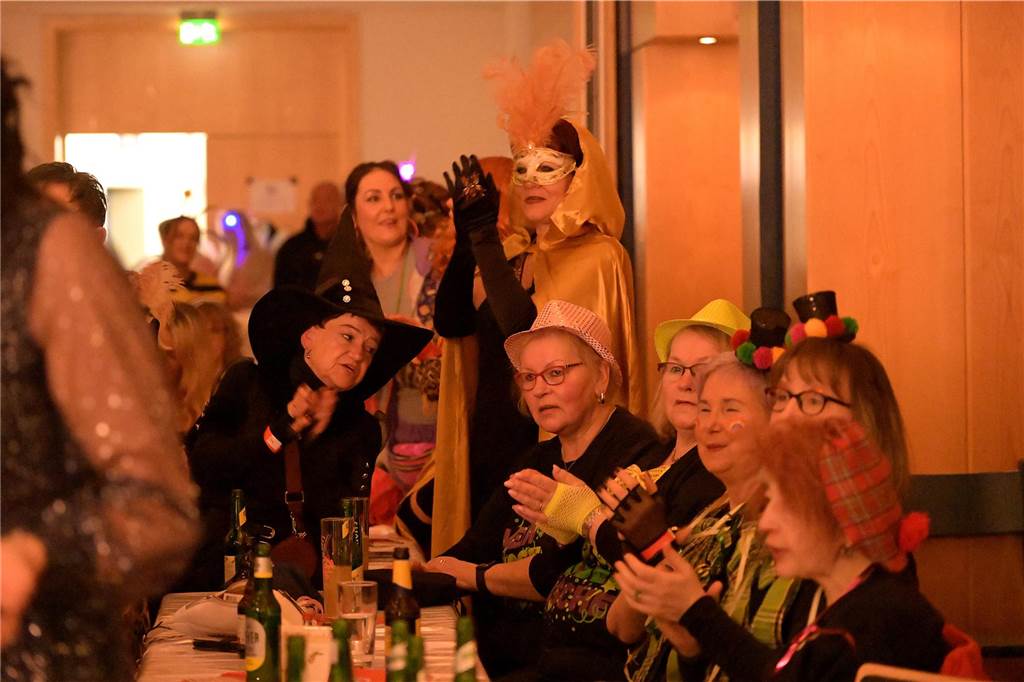 Viele Fotos von der Party im Kolpingsaal: So hat Werne Weiberfastnacht gefeiert