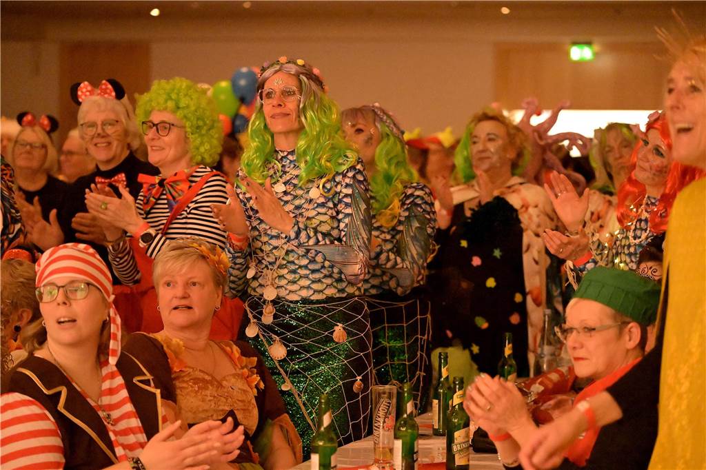 Viele Fotos von der Party im Kolpingsaal: So hat Werne Weiberfastnacht gefeiert
