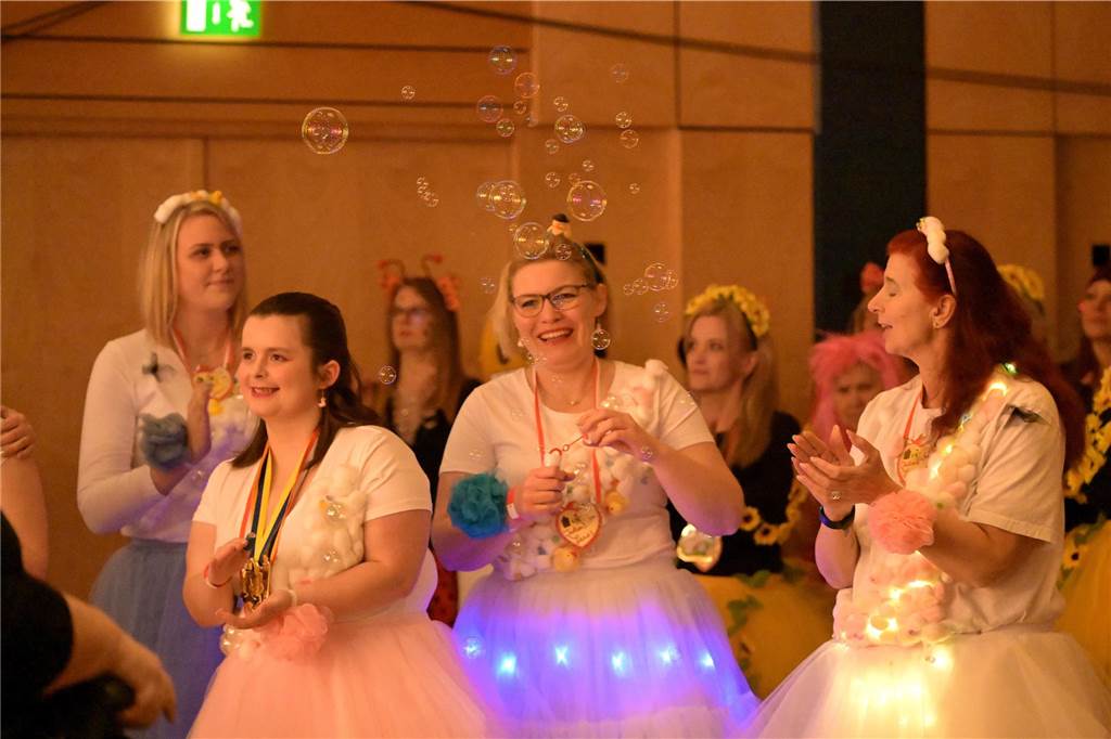 Viele Fotos von der Party im Kolpingsaal: So hat Werne Weiberfastnacht gefeiert