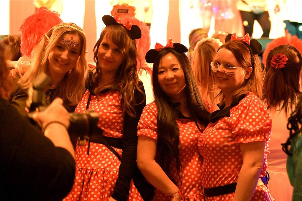Viele Fotos von der Party im Kolpingsaal: So hat Werne Weiberfastnacht gefeiert