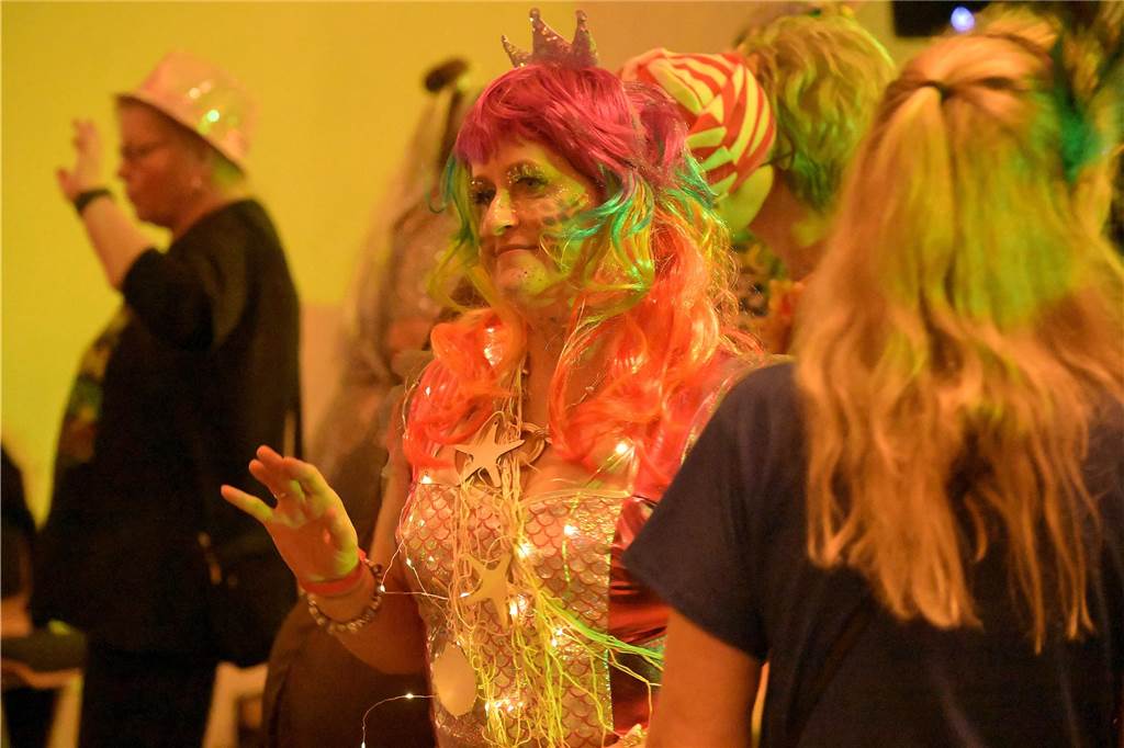 Viele Fotos von der Party im Kolpingsaal: So hat Werne Weiberfastnacht gefeiert