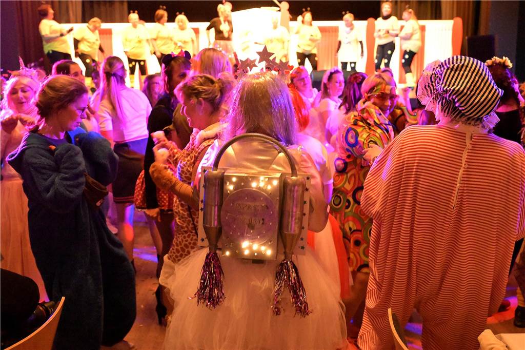 Viele Fotos von der Party im Kolpingsaal: So hat Werne Weiberfastnacht gefeiert