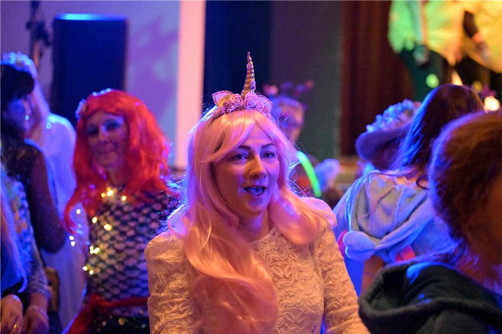 Viele Fotos von der Party im Kolpingsaal: So hat Werne Weiberfastnacht gefeiert