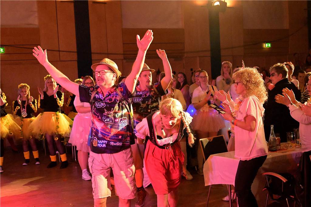 Viele Fotos von der Party im Kolpingsaal: So hat Werne Weiberfastnacht gefeiert