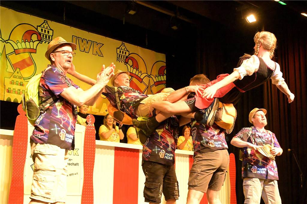 Viele Fotos von der Party im Kolpingsaal: So hat Werne Weiberfastnacht gefeiert