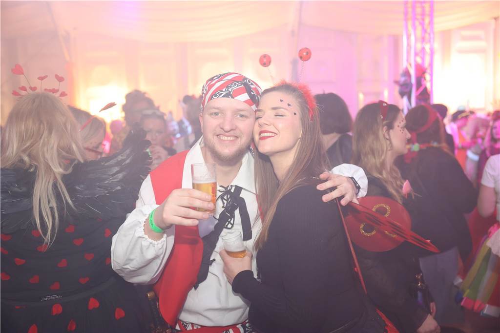 Karnevalssamstag in Olfen: Ganz viele Fotos von den Partys in der Stadt