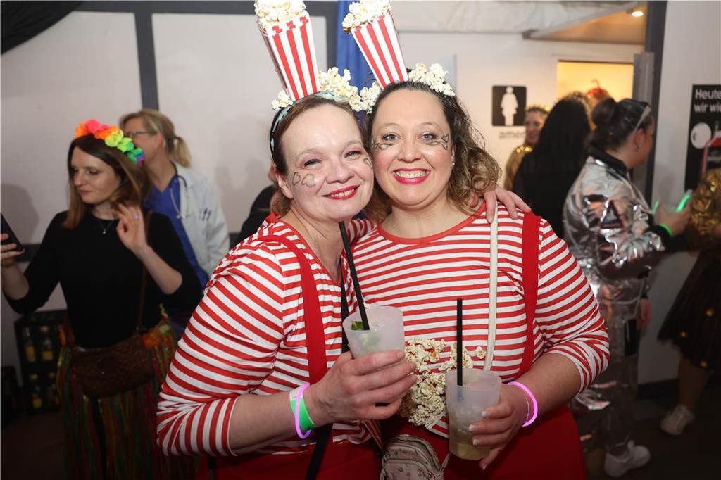 Karnevalssamstag in Olfen: Ganz viele Fotos von den Partys in der Stadt