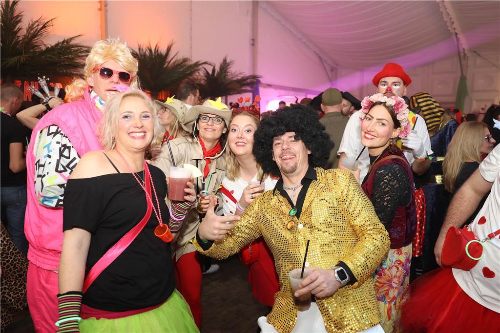 Karnevalssamstag in Olfen: Ganz viele Fotos von den Partys in der Stadt