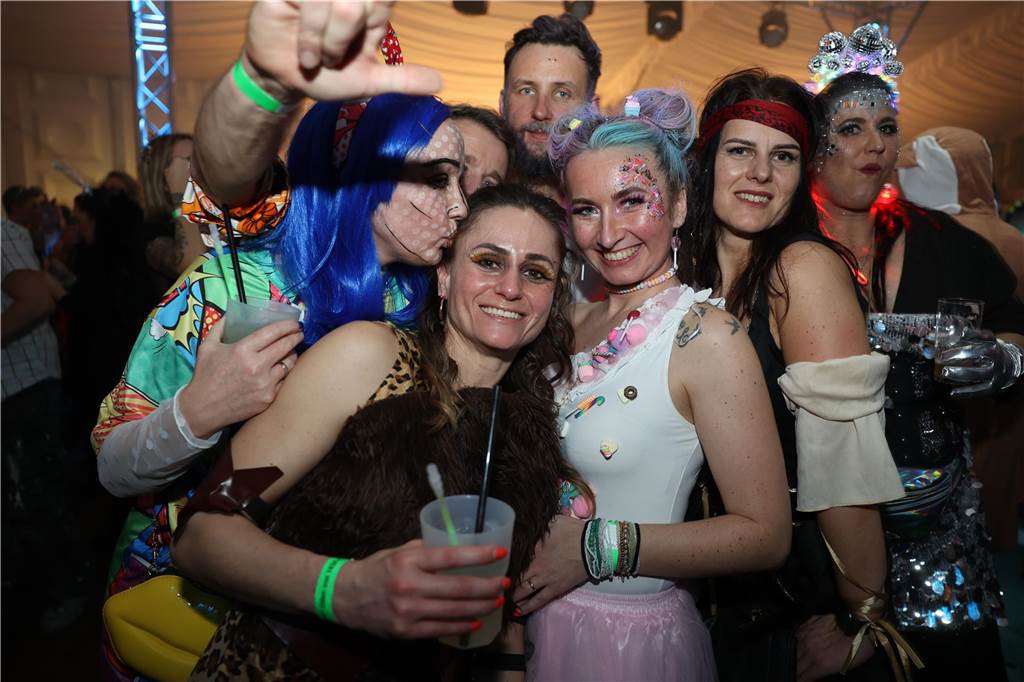 Karnevalssamstag in Olfen: Ganz viele Fotos von den Partys in der Stadt