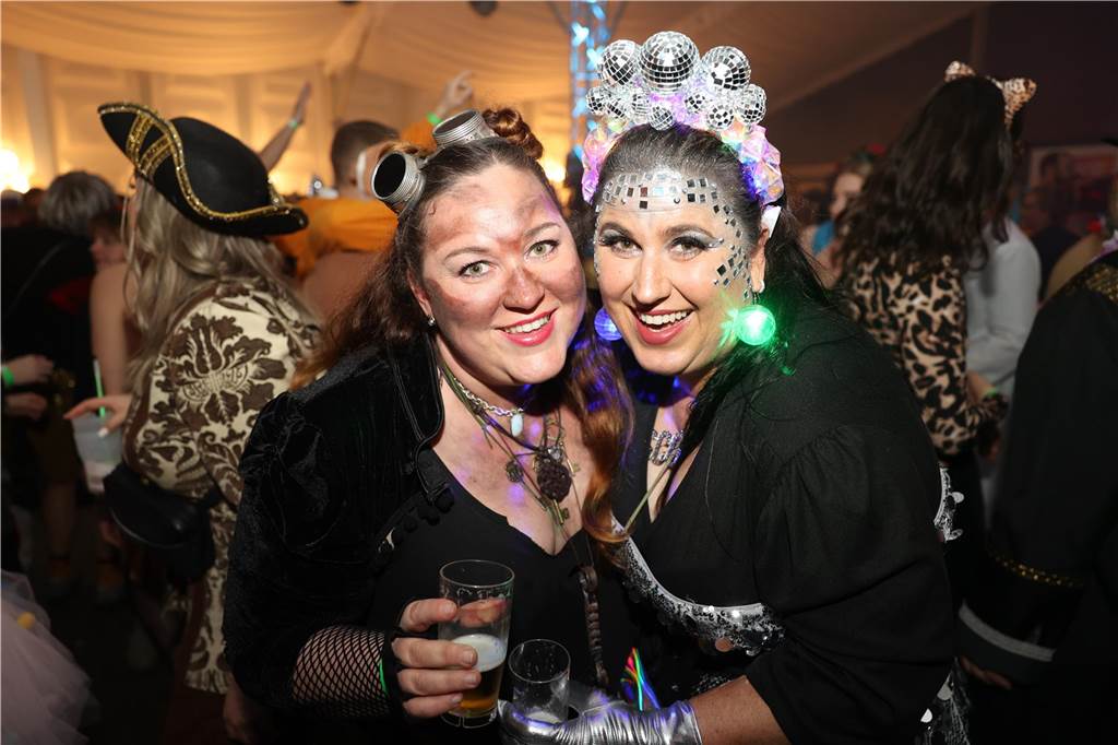 Karnevalssamstag in Olfen: Ganz viele Fotos von den Partys in der Stadt