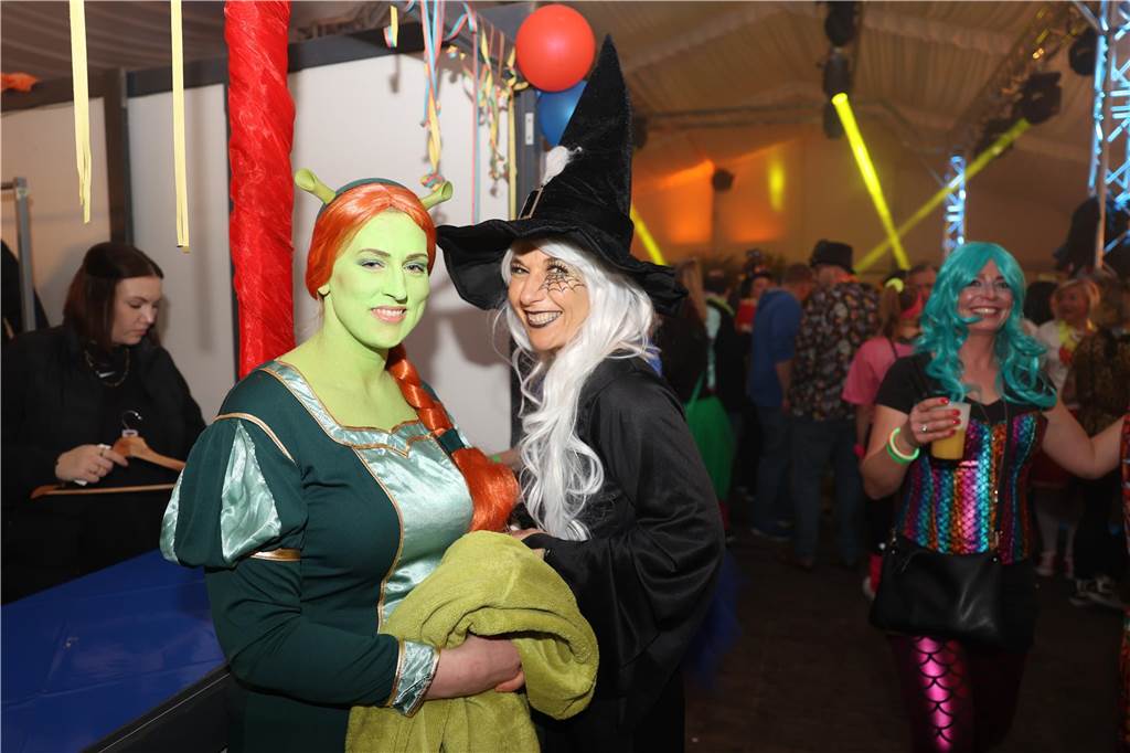 Karnevalssamstag in Olfen: Ganz viele Fotos von den Partys in der Stadt