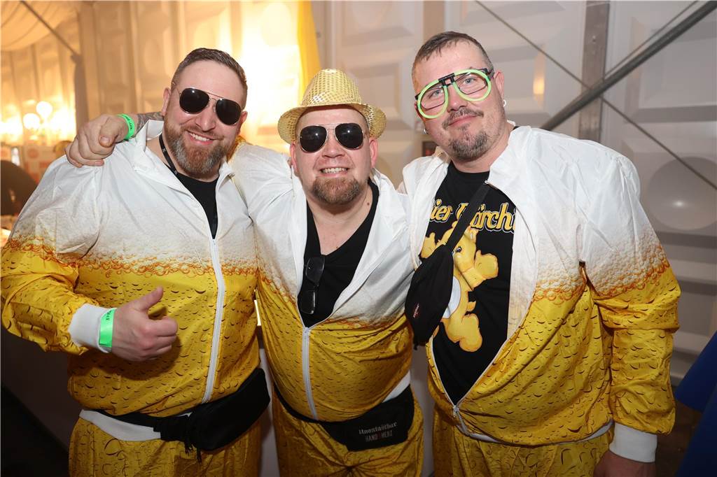 Karnevalssamstag in Olfen: Ganz viele Fotos von den Partys in der Stadt