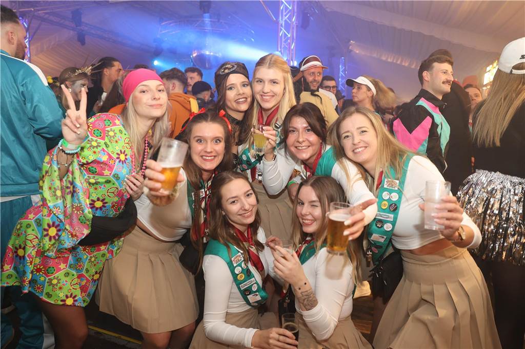 Karnevalssamstag in Olfen: Ganz viele Fotos von den Partys in der Stadt