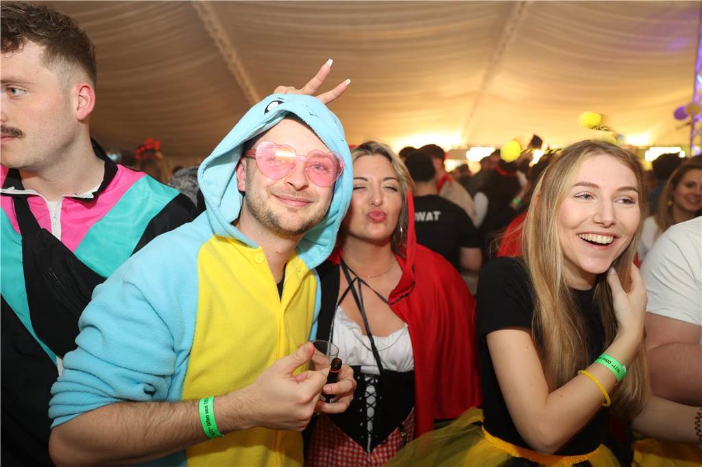 Karnevalssamstag in Olfen: Ganz viele Fotos von den Partys in der Stadt