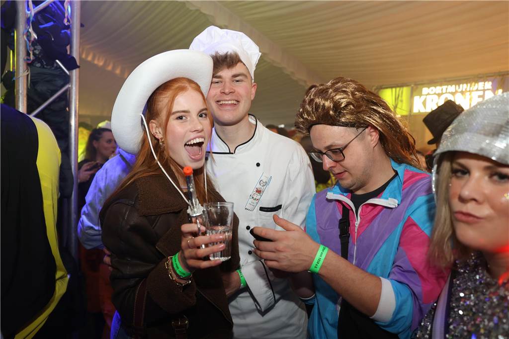 Karnevalssamstag in Olfen: Ganz viele Fotos von den Partys in der Stadt
