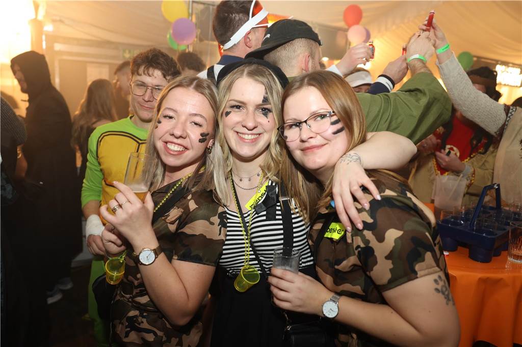 Karnevalssamstag in Olfen: Ganz viele Fotos von den Partys in der Stadt