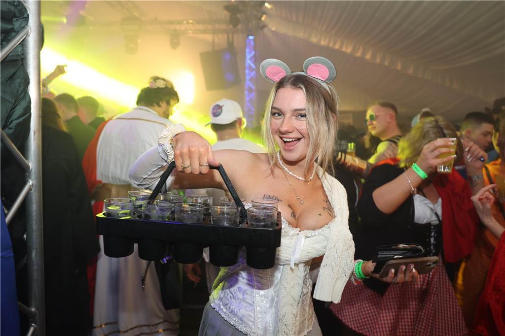 Karnevalssamstag in Olfen: Ganz viele Fotos von den Partys in der Stadt