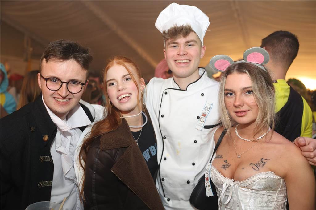 Karnevalssamstag in Olfen: Ganz viele Fotos von den Partys in der Stadt