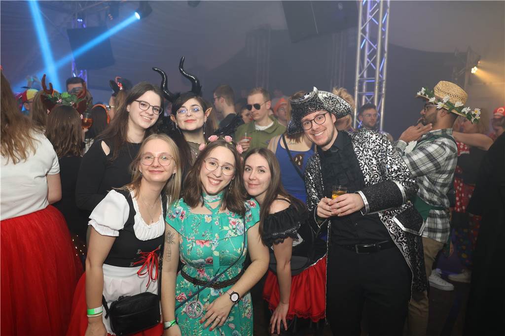 Karnevalssamstag in Olfen: Ganz viele Fotos von den Partys in der Stadt