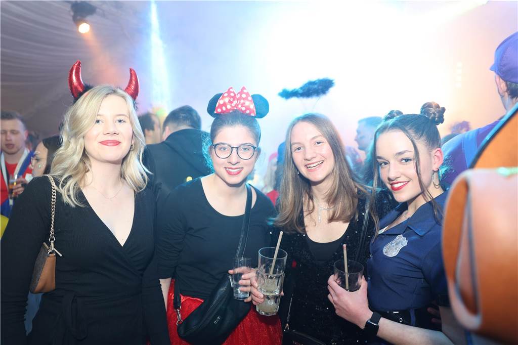 Karnevalssamstag in Olfen: Ganz viele Fotos von den Partys in der Stadt