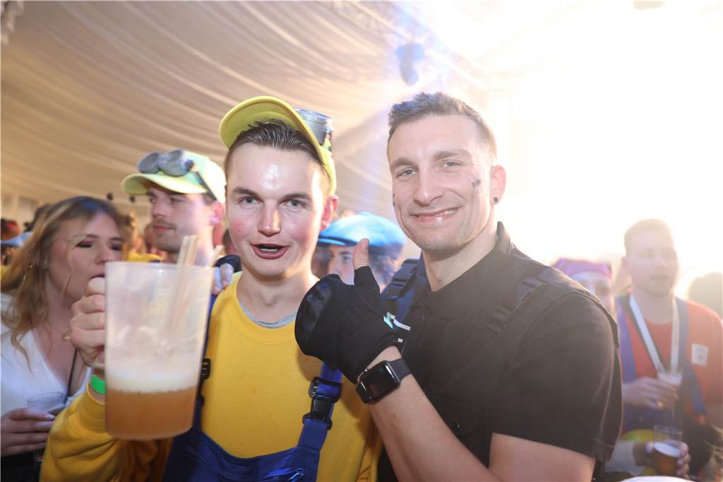 Karnevalssamstag in Olfen: Ganz viele Fotos von den Partys in der Stadt