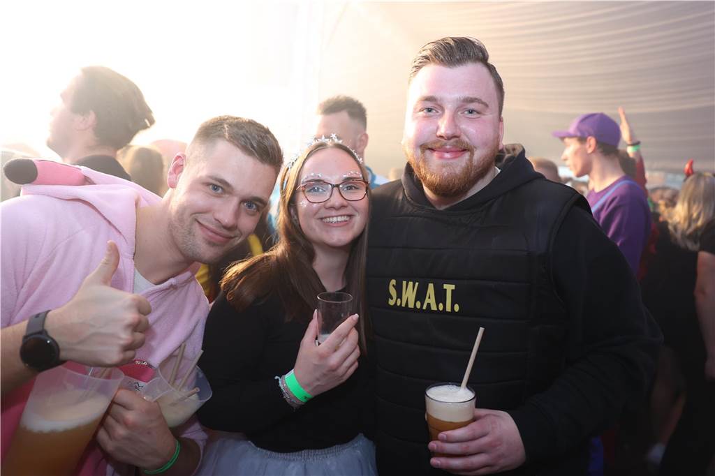 Karnevalssamstag in Olfen: Ganz viele Fotos von den Partys in der Stadt