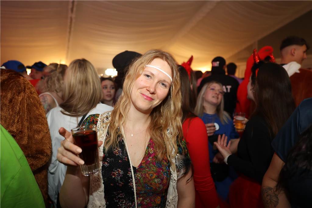 Karnevalssamstag in Olfen: Ganz viele Fotos von den Partys in der Stadt