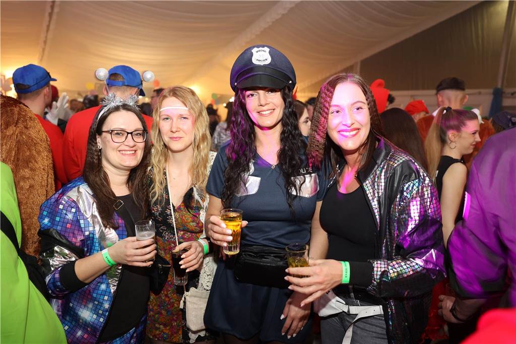 Karnevalssamstag in Olfen: Ganz viele Fotos von den Partys in der Stadt