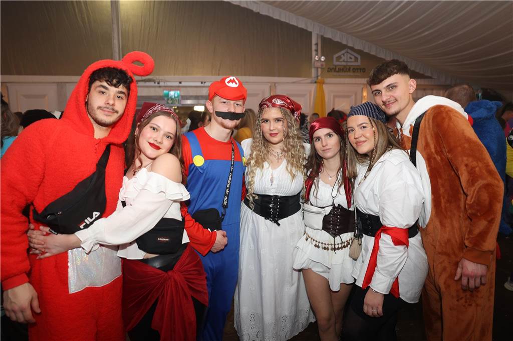 Karnevalssamstag in Olfen: Ganz viele Fotos von den Partys in der Stadt