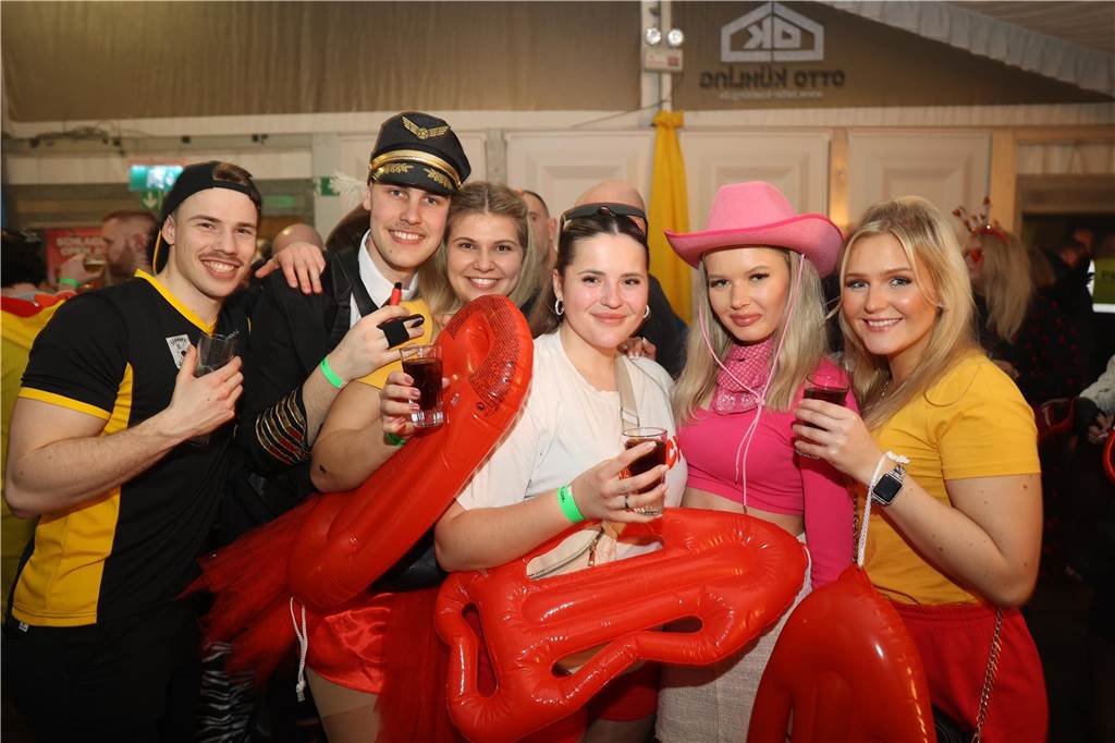 Karnevalssamstag in Olfen: Ganz viele Fotos von den Partys in der Stadt