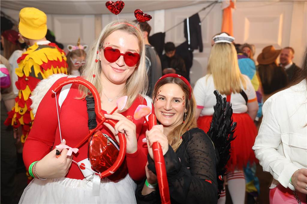 Karnevalssamstag in Olfen: Ganz viele Fotos von den Partys in der Stadt