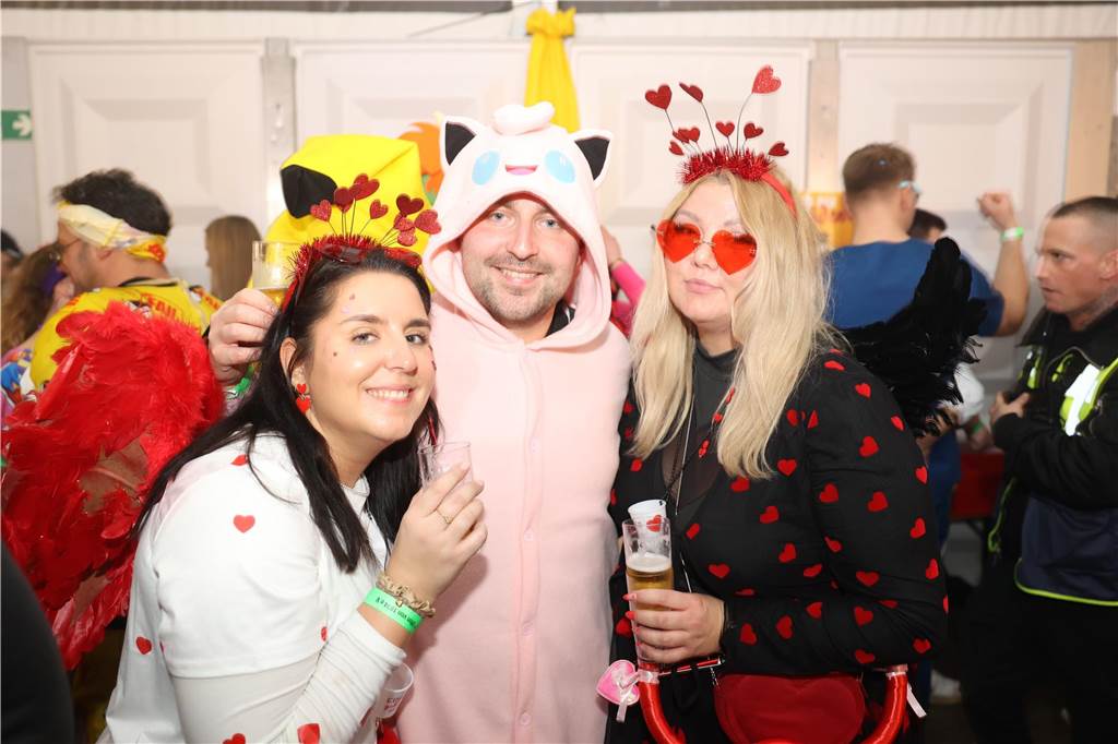 Karnevalssamstag in Olfen: Ganz viele Fotos von den Partys in der Stadt