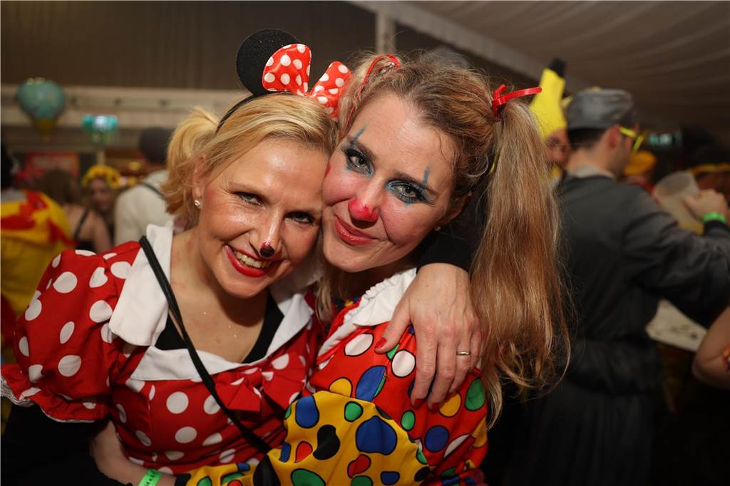 Karnevalssamstag in Olfen: Ganz viele Fotos von den Partys in der Stadt