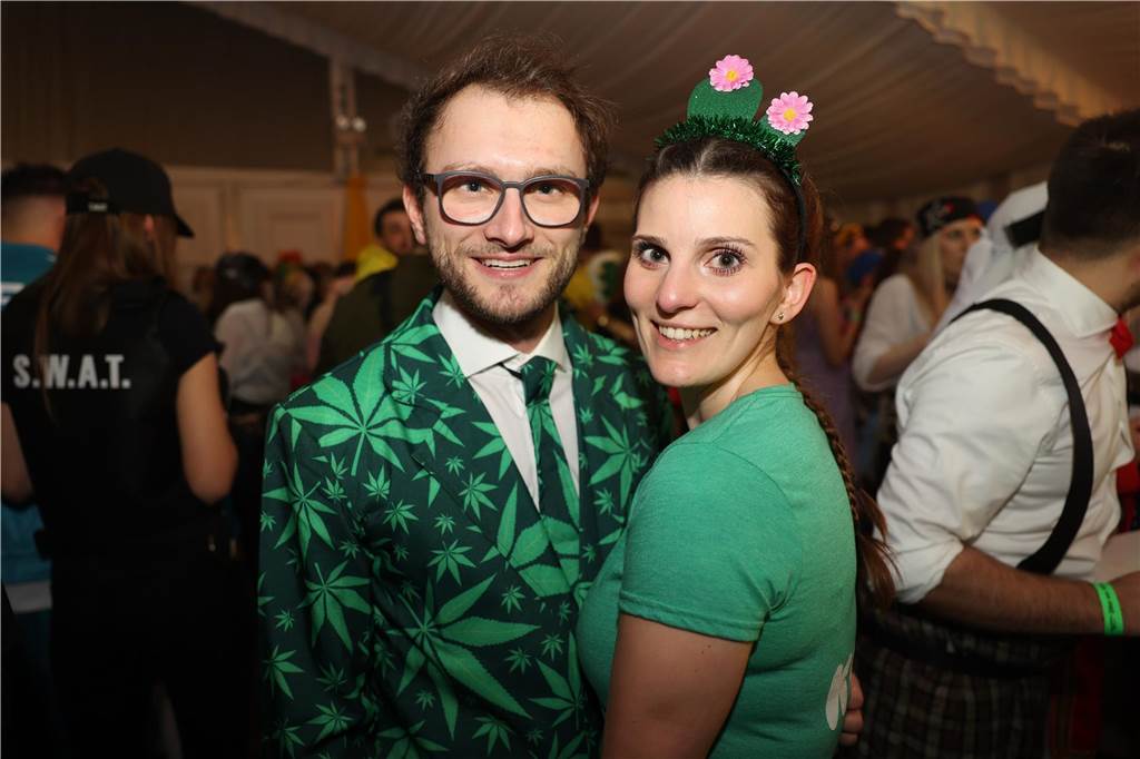 Karnevalssamstag in Olfen: Ganz viele Fotos von den Partys in der Stadt