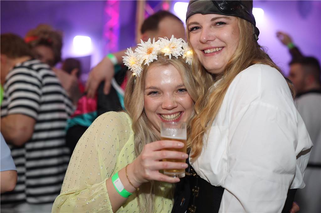 Karnevalssamstag in Olfen: Ganz viele Fotos von den Partys in der Stadt