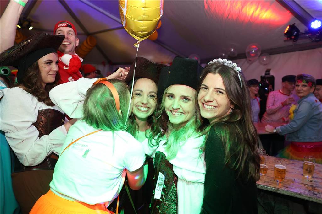 Karnevalssamstag in Olfen: Ganz viele Fotos von den Partys in der Stadt