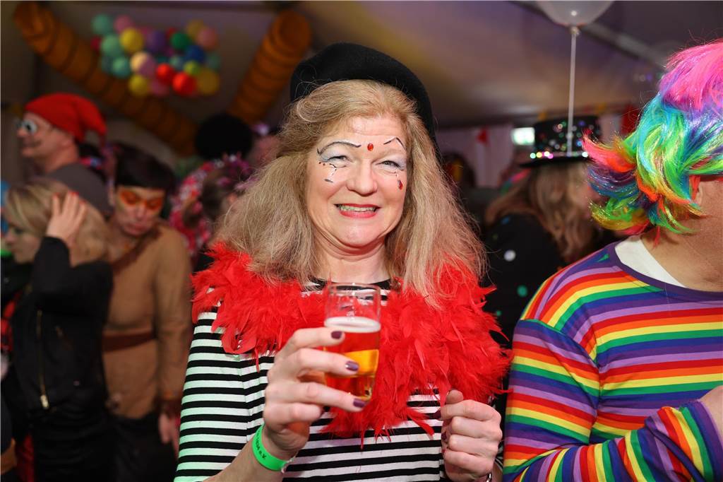 Karnevalssamstag in Olfen: Ganz viele Fotos von den Partys in der Stadt