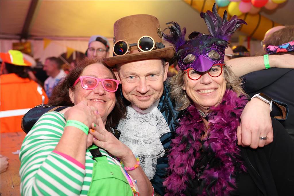 Karnevalssamstag in Olfen: Ganz viele Fotos von den Partys in der Stadt