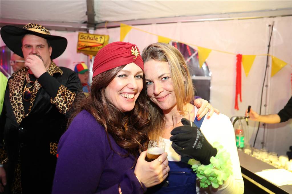 Karnevalssamstag in Olfen: Ganz viele Fotos von den Partys in der Stadt